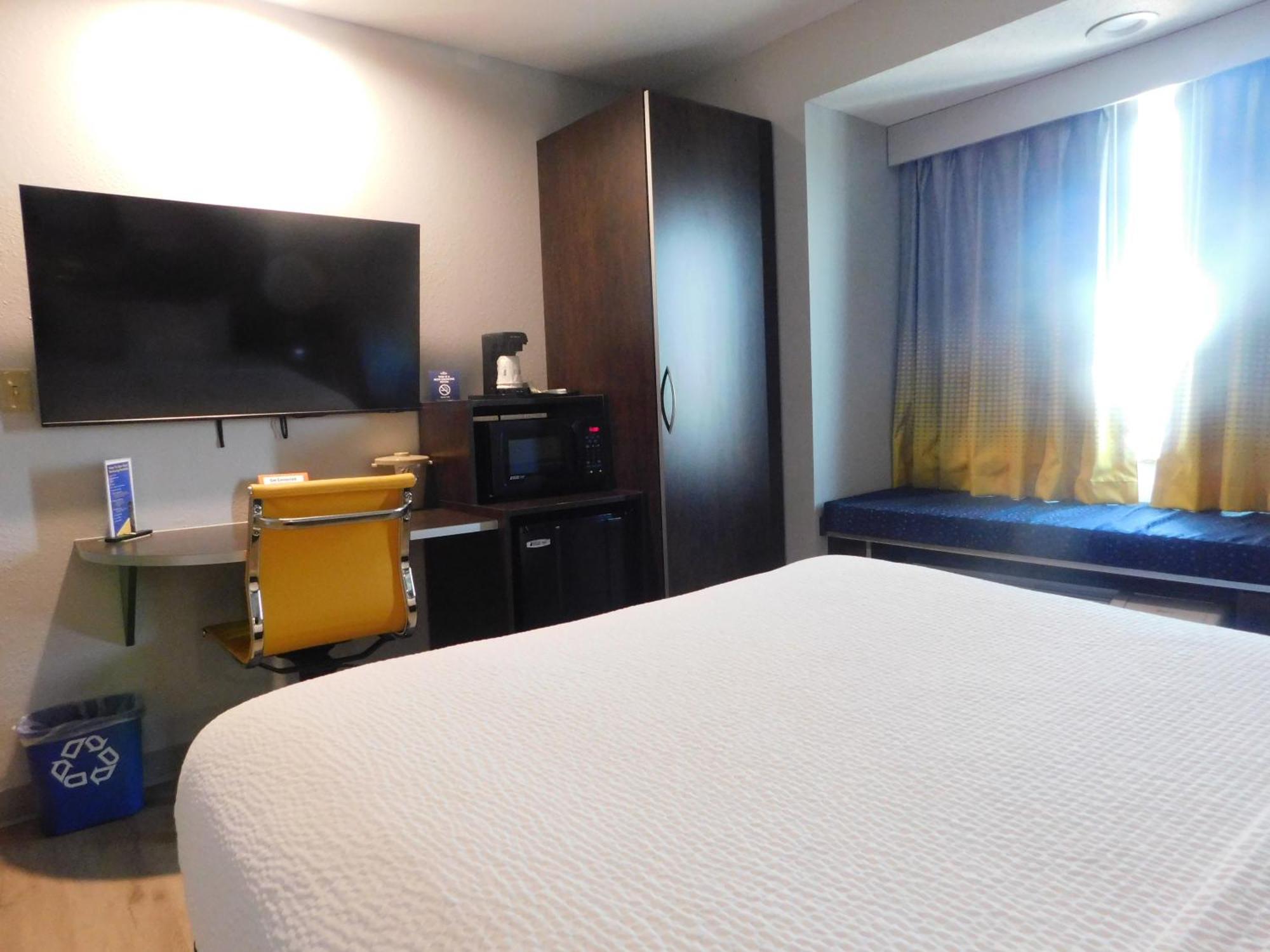 Microtel Inn & Suites By Wyndham Wheeling At The Highlands Triadelphia Extérieur photo