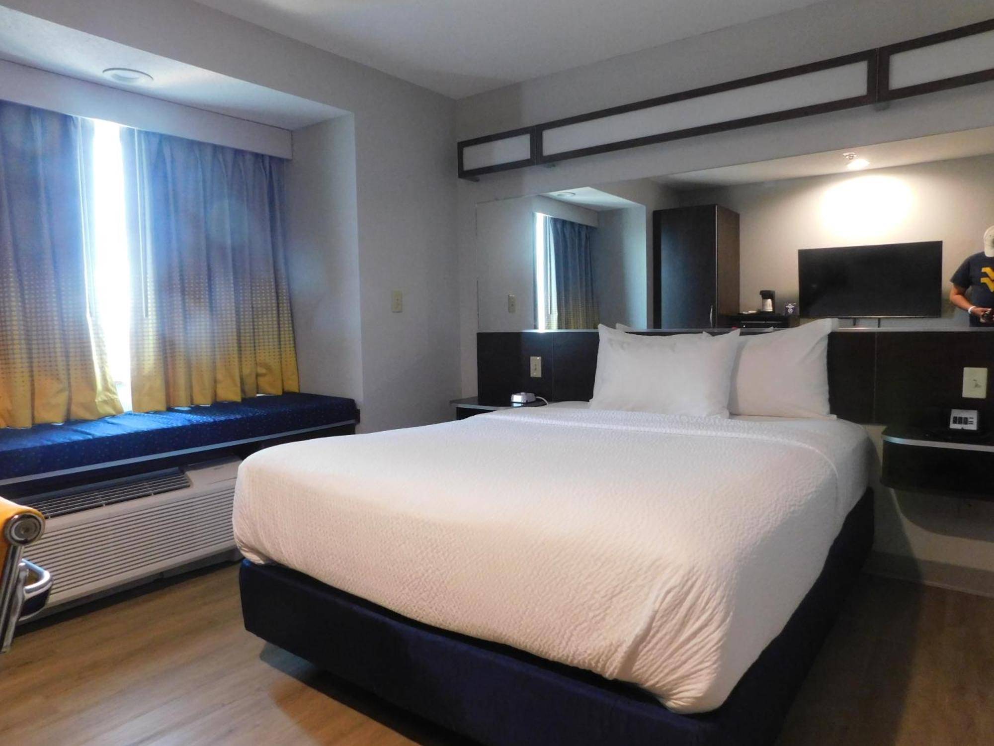 Microtel Inn & Suites By Wyndham Wheeling At The Highlands Triadelphia Extérieur photo