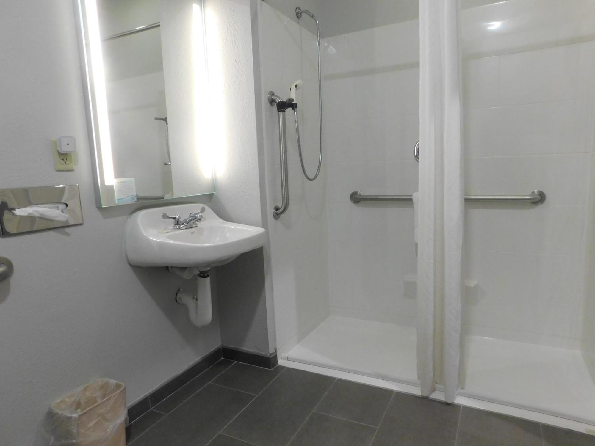 Microtel Inn & Suites By Wyndham Wheeling At The Highlands Triadelphia Extérieur photo