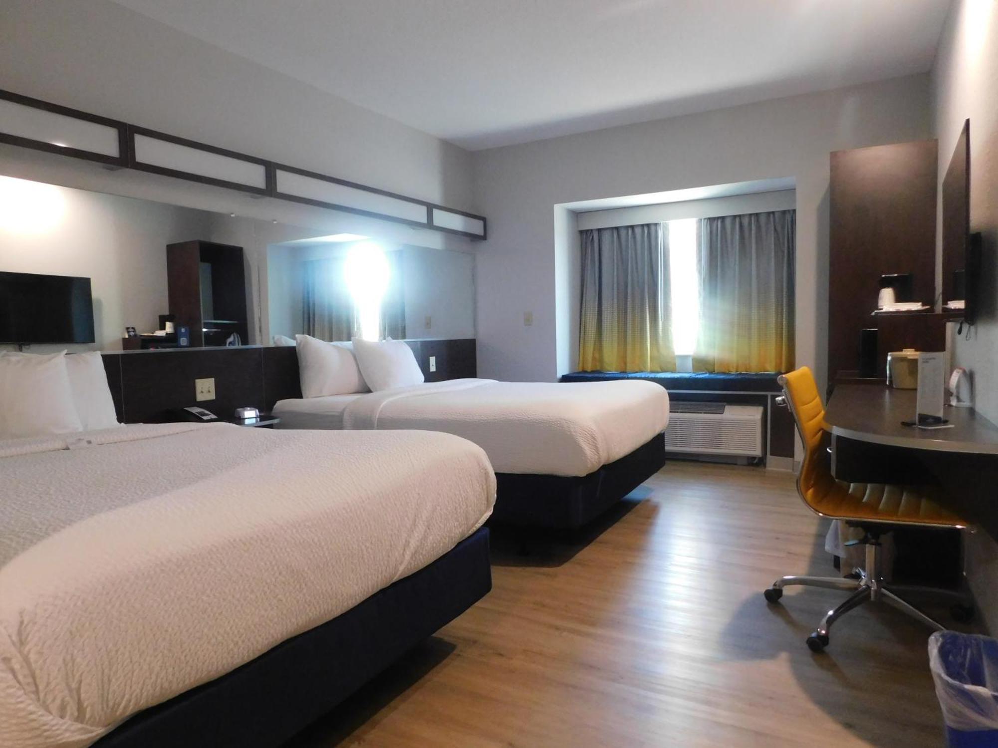 Microtel Inn & Suites By Wyndham Wheeling At The Highlands Triadelphia Extérieur photo