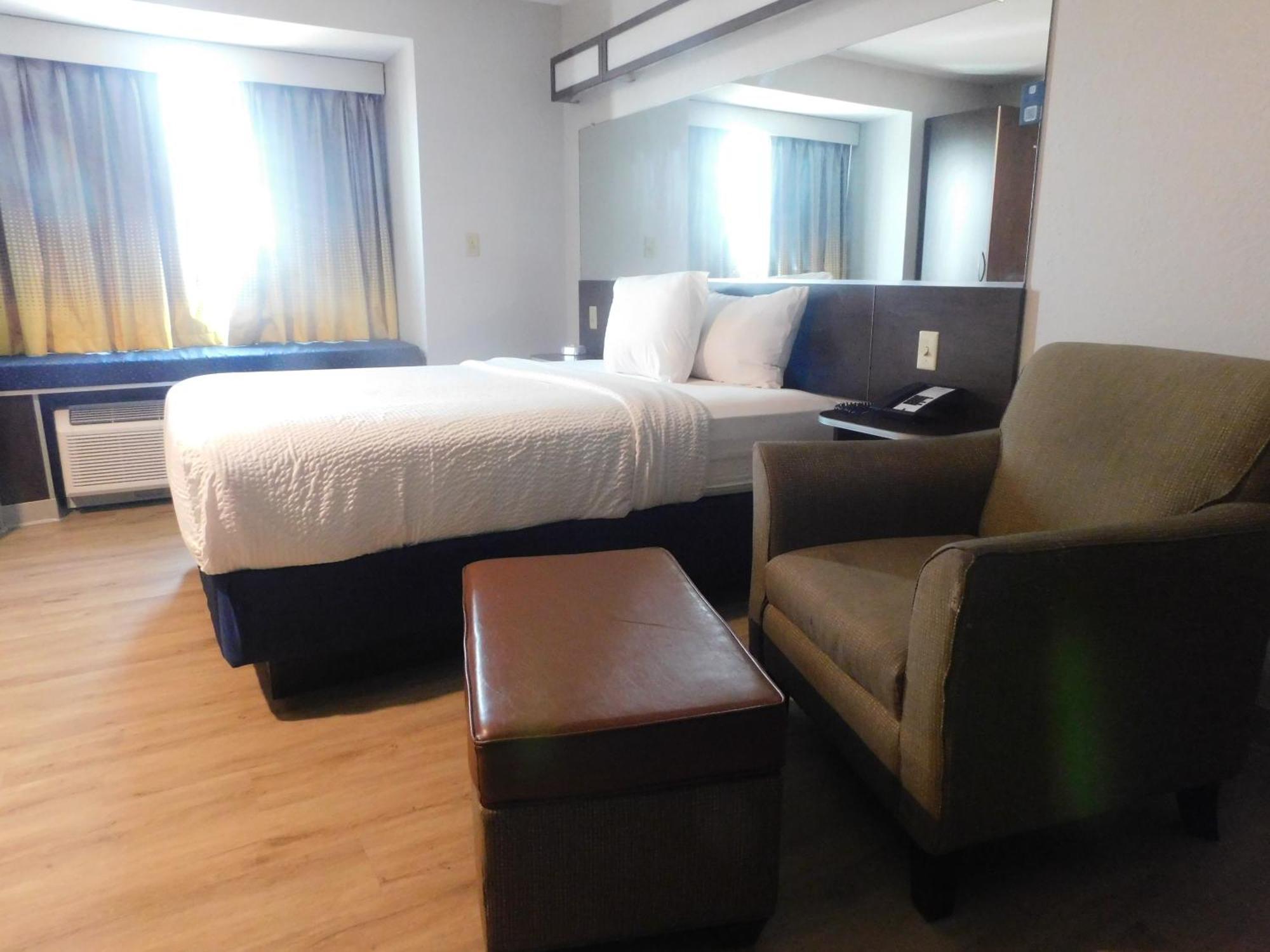 Microtel Inn & Suites By Wyndham Wheeling At The Highlands Triadelphia Extérieur photo