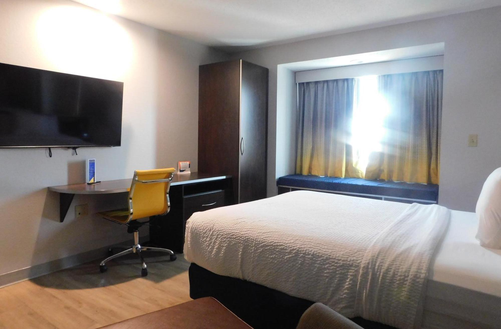 Microtel Inn & Suites By Wyndham Wheeling At The Highlands Triadelphia Extérieur photo