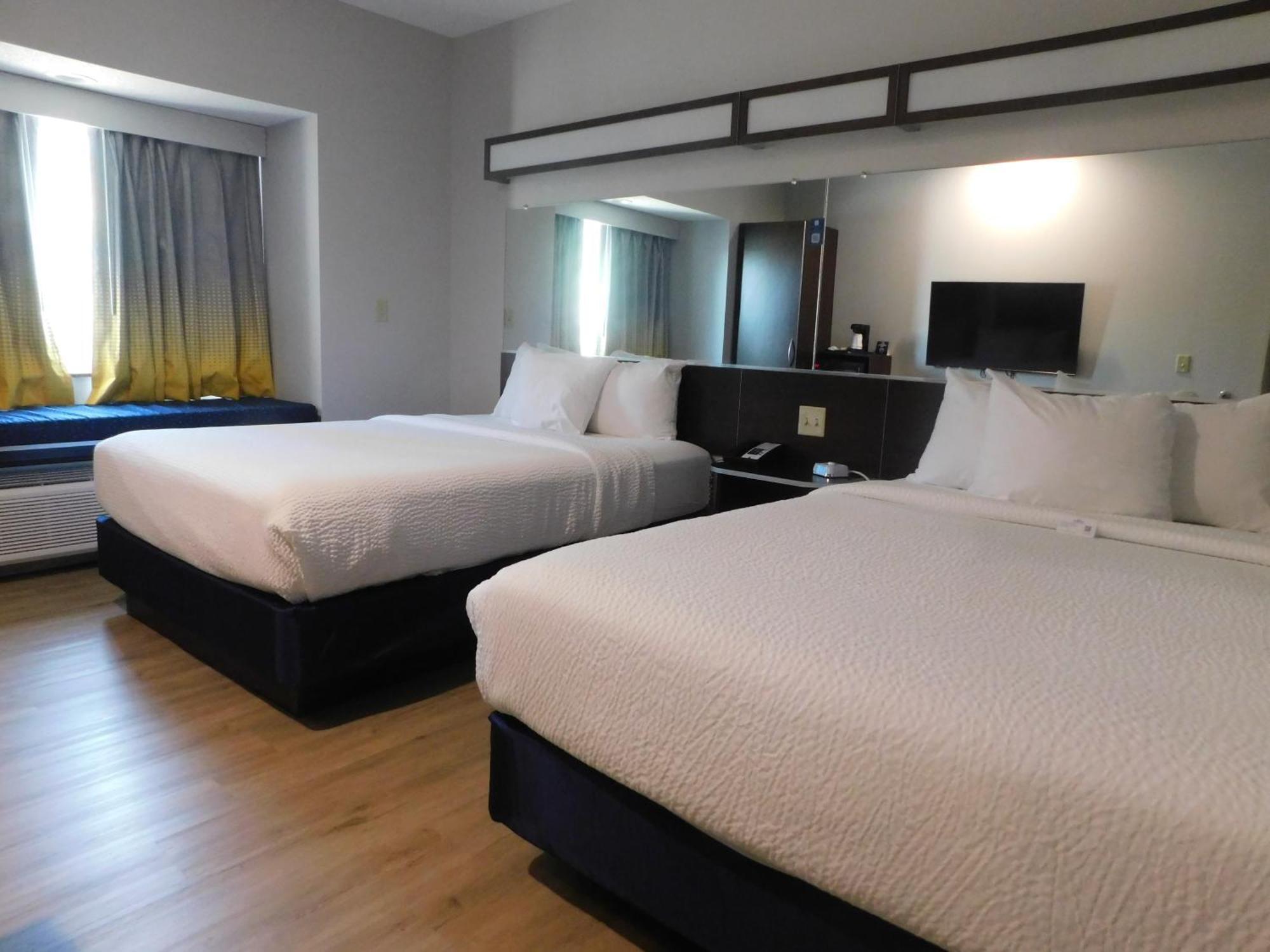 Microtel Inn & Suites By Wyndham Wheeling At The Highlands Triadelphia Extérieur photo