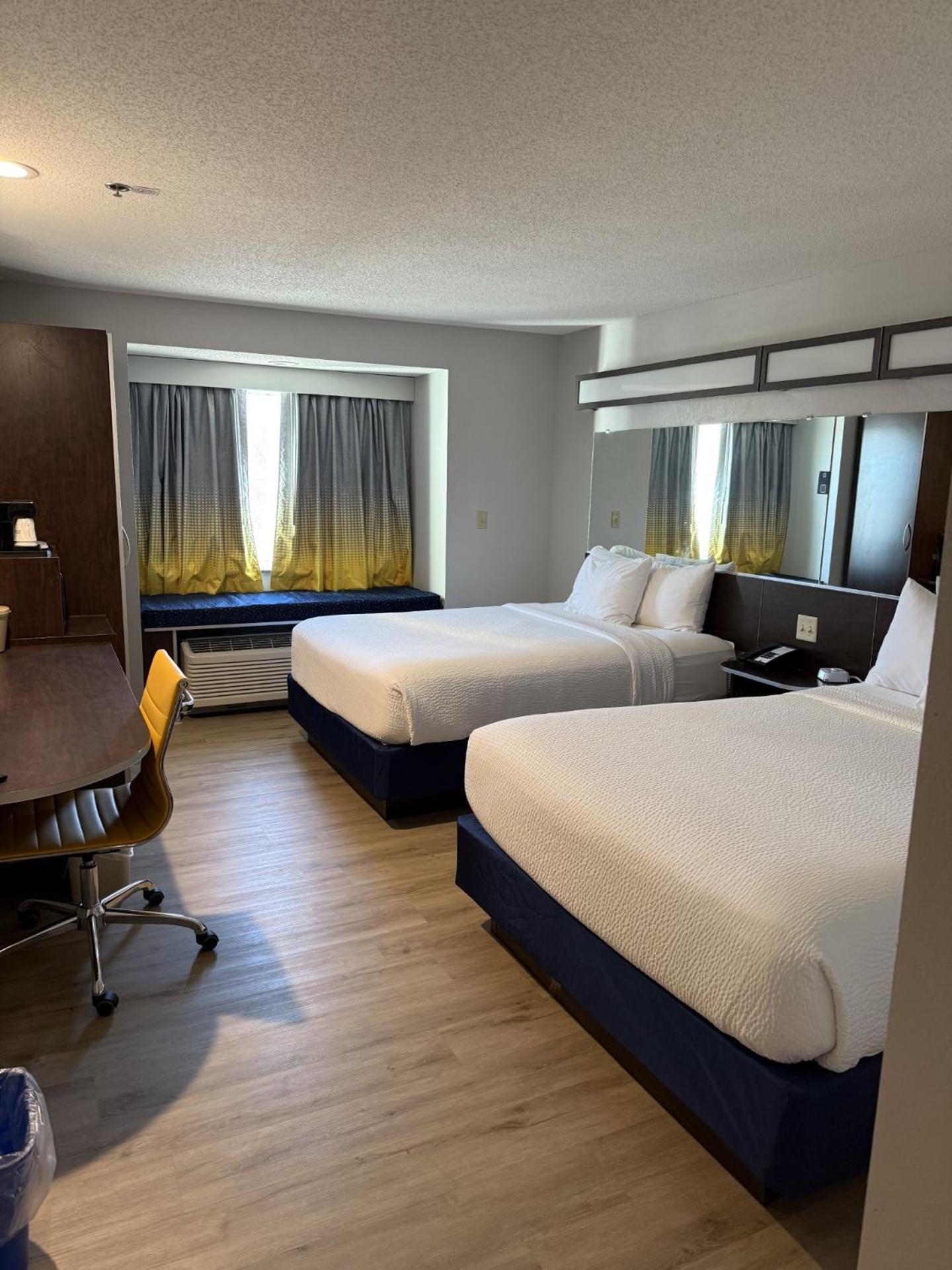 Microtel Inn & Suites By Wyndham Wheeling At The Highlands Triadelphia Extérieur photo