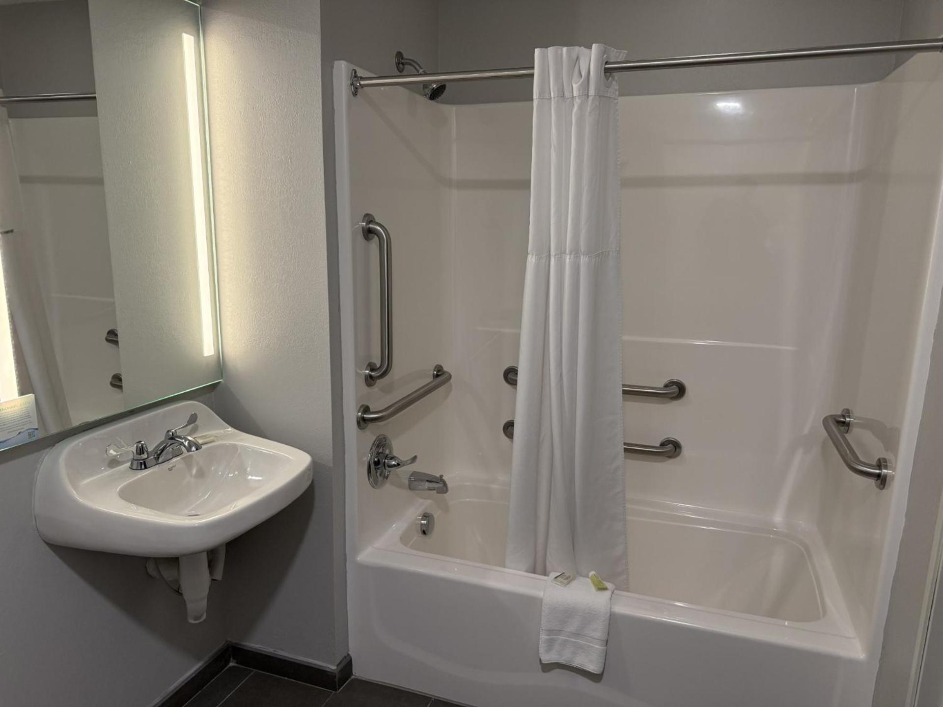 Microtel Inn & Suites By Wyndham Wheeling At The Highlands Triadelphia Extérieur photo