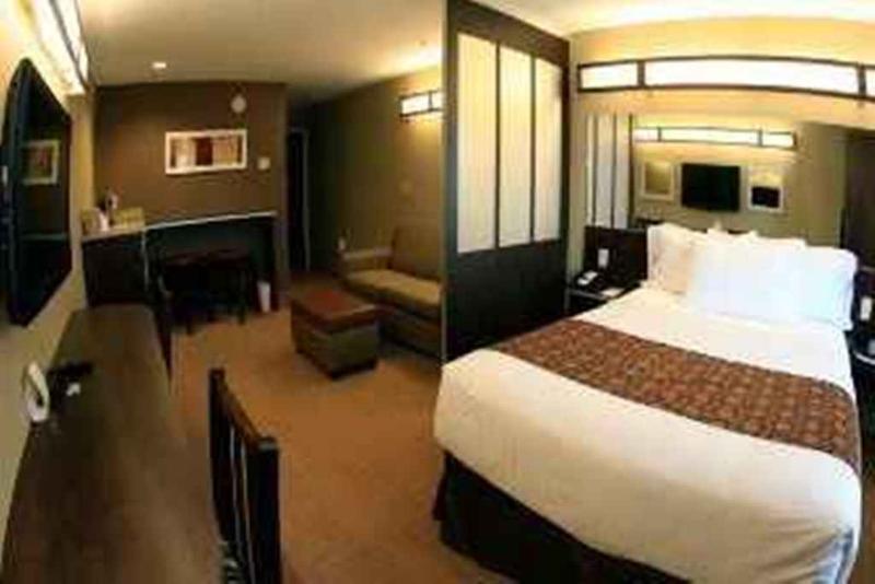 Microtel Inn & Suites By Wyndham Wheeling At The Highlands Triadelphia Extérieur photo